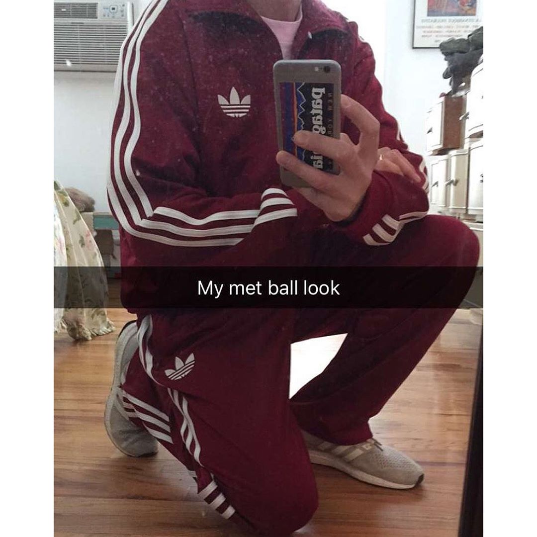 I gotta clean da mirror