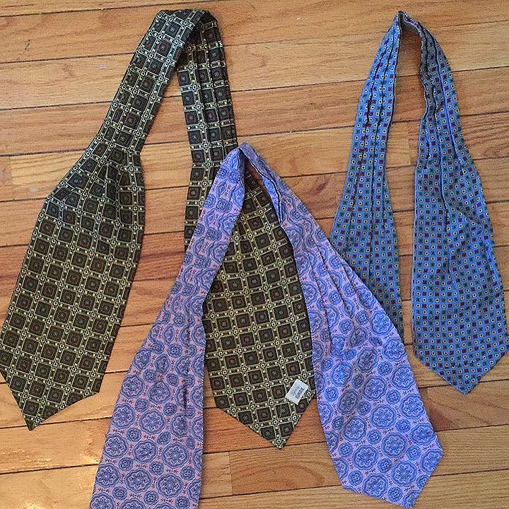 y'all wear ascots? of course you don't! but i gotta say- this is neckwear that you can actually wear WITHOUT a collared shirt fools! while i'd never suggest getting dressed (up) without a collared shirt, this you rockstars can wear with a t and blazer