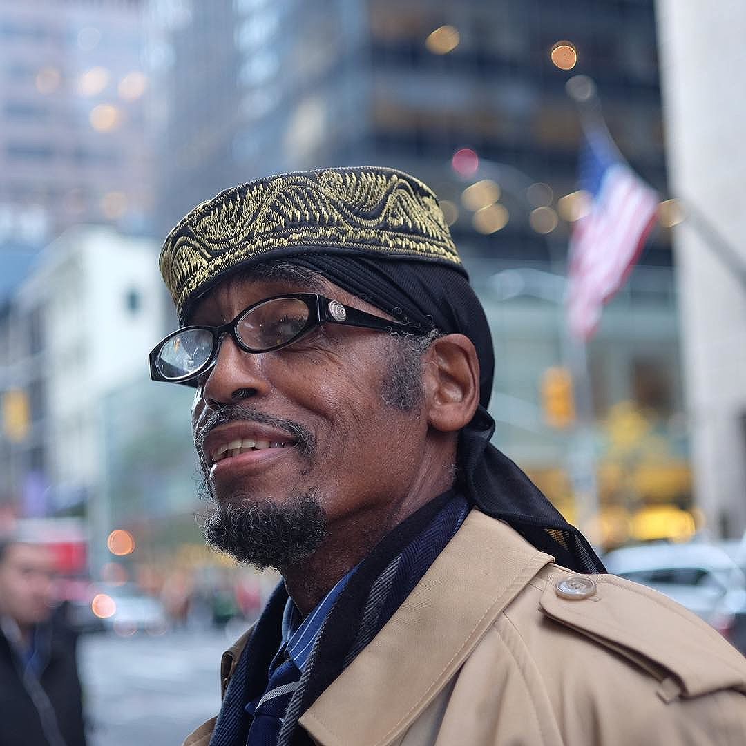 du rag with a shirt and tie!? not the rarest but very special. shirt & tie with a trench coat we see daily in NYC but this here fellas combination you've never seen. Or I havnt anyhow. he said he's a musician. i wonder where he was off to with the rest of the trench coat/suits on Madison at 930am! Perhaps he has an office job and is a musician in his off time. Very NY. Very Special. Love him. Have a blessed Friday and stay warm!