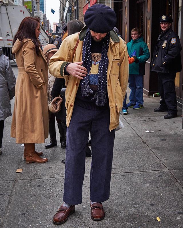 i was walking the streets as I do and ran into a tourist from Florida. He asked if he could take my photo and told me he follows me. He then sent me my photo. I like when people take my picture on the street and then send it to me. Nice fella. Thanks @joey__legs